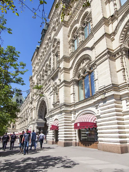 MOSCOW, RUSSIA, on May 31, 2016. City landscape. A facade of the GUM historical shop at Red Square. Pedestrians go — Stock Photo, Image