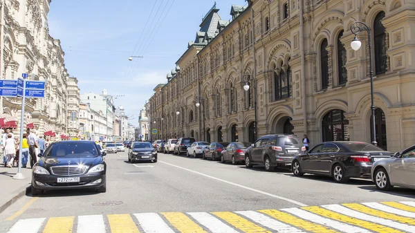 Moskva, Rusko, na 31 května 2016. Městské krajiny. Ulice Ilyinka, jedné z ulic v centru Moskvy — Stock fotografie