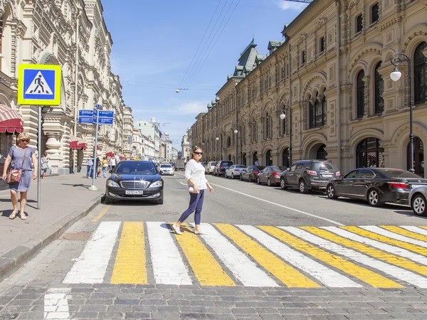 MOSCÚ, RUSIA, 31 de mayo de 2016. Paisaje urbano. Calle Ilyinka, una de las calles centrales de Moscú —  Fotos de Stock