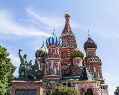 Moskova, Rusya, üzerinde 31 Mayıs 2016. Menin ve Pozharsky ve Kızıl Meydan Pokrovsky Katedrali'nde (Aziz Basil Katedrali) bir anıt.