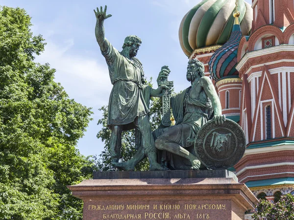 MOSCÚ, RUSIA, 31 de mayo de 2016. Un monumento a Menin y Pozharsky en la Plaza Roja . — Foto de Stock