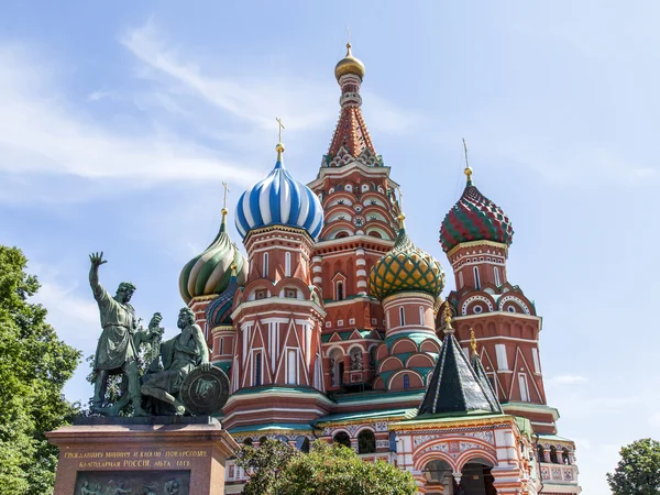 MOSCOW, RUSIA, 31 mai 2016. Monument al Catedralei Menin și Pozharsky și Pokrovsky (Sf. Catedrala lui Vasile) din Piața Roșie . — Fotografie, imagine de stoc