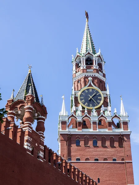 MOSCÚ, RUSIA, 31 de mayo de 2016. Torre Spasskaya del Kremlin de Moscú en la Plaza Roja . — Foto de Stock