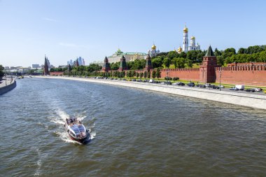 Moskova, Rusya, üzerinde 31 Mayıs 2016. Kuleleri ve Kremlin duvarı. Karbysheva setin. Bolshoy Moskvoretsky köprü görünümü.