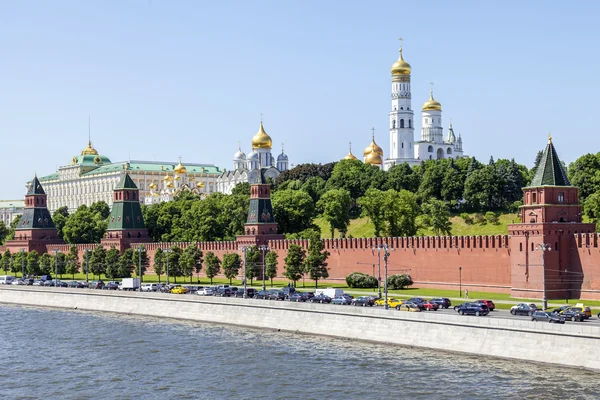 Москва, Россия, 31 мая 2016 г. Башни и стена Кремля. Кремлевская набережная. Вид с Большого Москворецкого моста . — стоковое фото