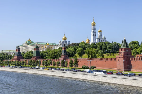 Москва, Россия, 31 мая 2016 г. Башни и стена Кремля. Кремлевская набережная. Вид с Большого Москворецкого моста . — стоковое фото