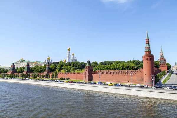 Moskau, russland, am 31. mai 2016. türme und mauer des kreml. Kremlewski-Damm. Blick von der bolschoi moskvoretsky Brücke. — Stockfoto