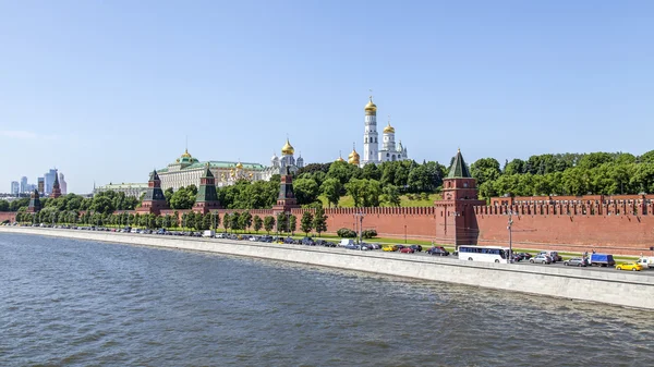 MOSCOW, RUSSIA, on MAY 31, 2016. Towers and wall of the Kremlin. Kremlevskaya Embankment. View from Bolshoy Moskvoretsky Bridge. — Stock Photo, Image