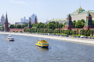 Moskova, Rusya, üzerinde 31 Mayıs 2016. Kuleleri ve Kremlin duvarı. Karbysheva setin. Bolshoy Moskvoretsky köprü görünümü.