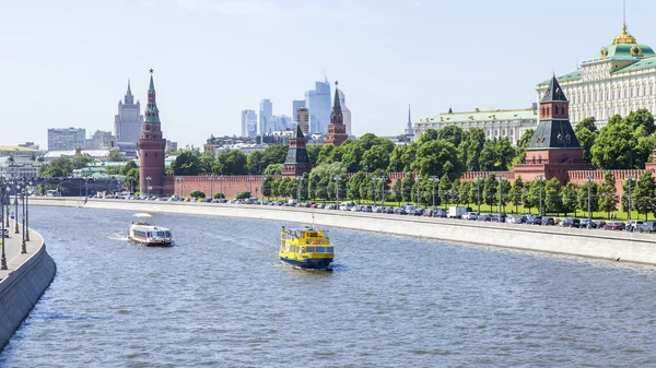 MOSCOW, RUSSIA, on MAY 31, 2016. Towers and wall of the Kremlin. Kremlevskaya Embankment. View from Bolshoy Moskvoretsky Bridge. — Stock Photo, Image