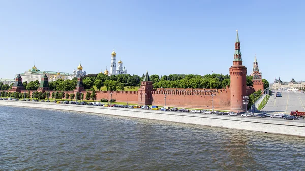 MOSCOW, RUSSIA, on MAY 31, 2016. Towers and wall of the Kremlin. Kremlevskaya Embankment. View from Bolshoy Moskvoretsky Bridge. — Stock Photo, Image