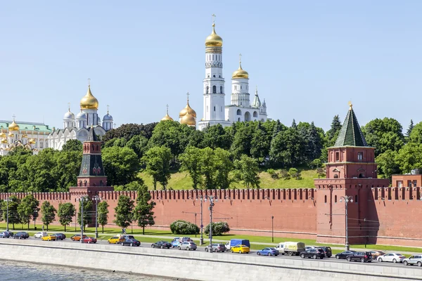 Москва, Россия, 31 мая 2016 г. Башни и стена Кремля. Кремлевская набережная. Вид с Большого Москворецкого моста . — стоковое фото