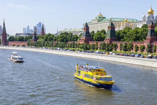 MOSCOW, RUSSIA, on MAY 31, 2016. Towers and wall of the Kremlin. Kremlevskaya Embankment. View from Bolshoy Moskvoretsky Bridge. — Stock Photo, Image