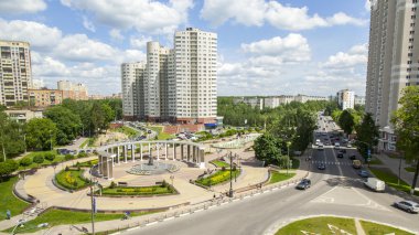 Pushkino, Rusya, üzerinde 30 Mayıs 2016. Şehir manzarası. Yukarıdan çok katlı binalar ve onuruna düşmüş asker Anıtı görüntüleyin