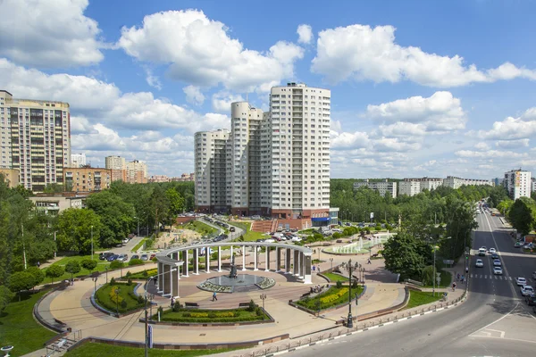 PUSHKINO, RÚSSIA, em 30 de maio de 2016. Paisagem urbana. Vista de cima em edifícios de vários andares e o Memorial em honra dos soldados caídos — Fotografia de Stock