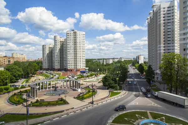 PUSHKINO, RÚSSIA, em 30 de maio de 2016. Paisagem urbana. Vista de cima em edifícios de vários andares e o Memorial em honra dos soldados caídos — Fotografia de Stock