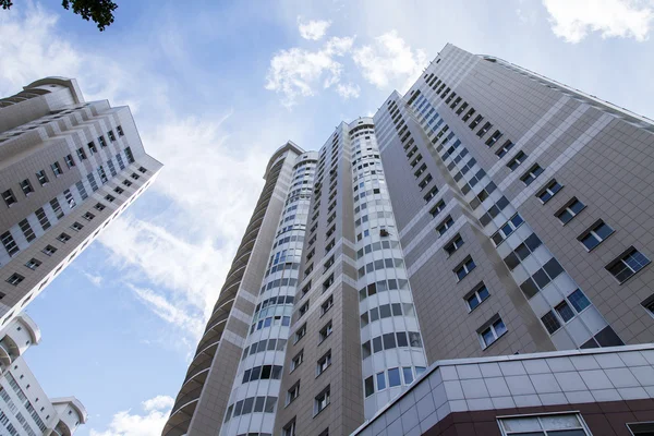 PUSHKINO, RUSIA, el 30 de mayo de 2016. Fragmento arquitectónico de una nueva casa de varios pisos —  Fotos de Stock