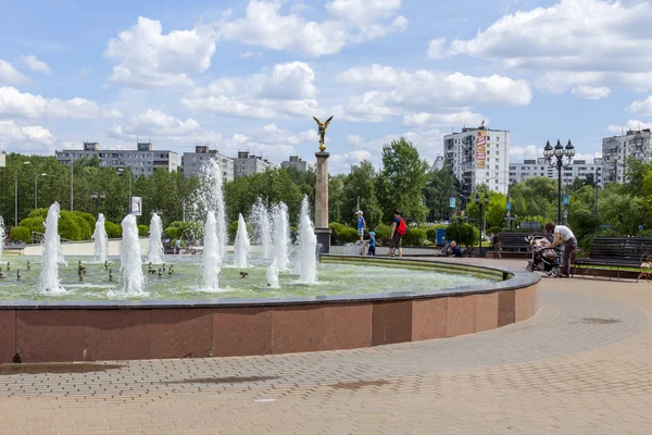 PUSHKINO, RUSIA, el 5 de junio de 2016. Fragmento de un complejo conmemorativo. Fuente. . —  Fotos de Stock