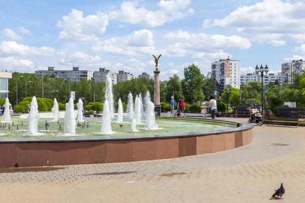 PUSHKINO, RUSIA, el 5 de junio de 2016. Fragmento de un complejo conmemorativo. Fuente. . — Foto de Stock