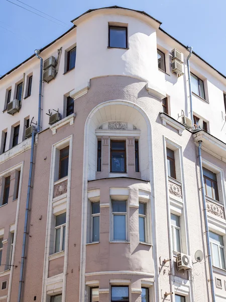 МОСКВА, Россия, 31 мая 2016 года. Типичные архитектурные детали фасада здания в исторической части города — стоковое фото