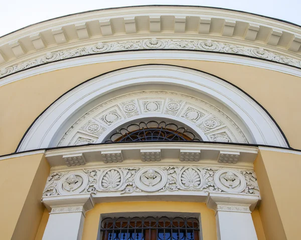 Moskau, russland, am 31. mai 2016. typische architektonische details einer fassade des gebäudes im historischen teil der stadt — Stockfoto