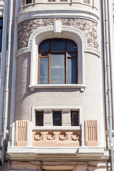 MOSCÚ, RUSIA, 31 de mayo de 2016. Detalles arquitectónicos típicos de una fachada del edificio en la parte histórica de la ciudad — Foto de Stock