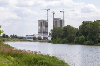 Pushkino, Rusya, üzerinde 30 Mayıs 2016. Şehir manzarası. Multystoried Serebryanka Nehri kıyısında evler