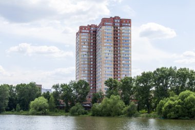 Pushkino, Rusya, üzerinde 30 Mayıs 2016. Şehir manzarası. Multystoried Serebryanka Nehri kıyısında evler