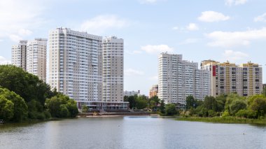 Pushkino, Rusya, üzerinde 30 Mayıs 2016. Şehir manzarası. Multystoried Serebryanka Nehri kıyısında evler