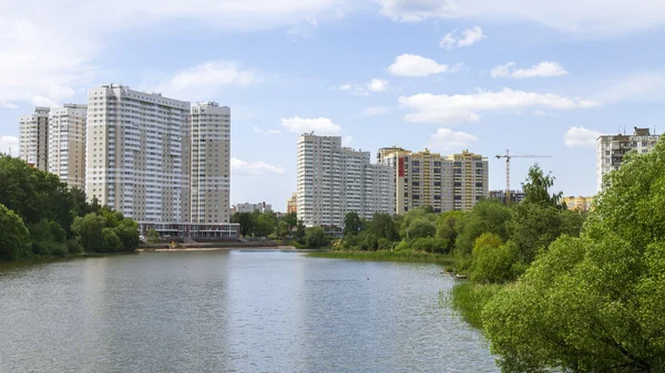 PUSHKINO, RÚSSIA, em 30 de maio de 2016. Paisagem urbana. Casas de vários andares na margem do rio de Serebryanka — Fotografia de Stock