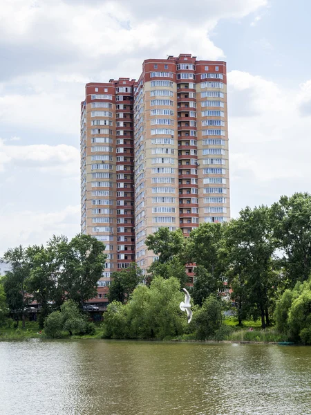 PUSHKINO, RÚSSIA, em 30 de maio de 2016. Paisagem urbana. Casas de vários andares na margem do rio de Serebryanka — Fotografia de Stock