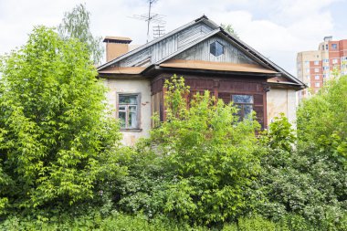Pushkino, Rusya, üzerinde 30 Mayıs 2016. Şehrin orta kısmında eski püskü ahşap evlerin bir cephe bir parçası