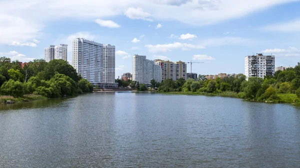 PUSHKINO, RUSSIE, le 30 mai 2016. Paysage urbain. Maisons à étages sur la rive de la rivière Serebryanka — Photo