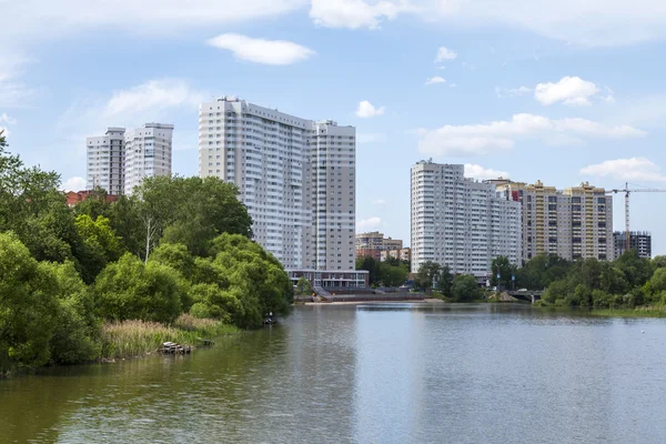 Pushkino, Rusko, na 30 května 2016. Městské krajiny. Multystoried domy na břehu řeky Serebrjanka — Stock fotografie
