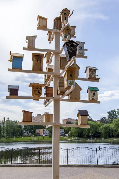 PUSHKINO, RUSSIE, le 2 juin 2016. Une aire de loisirs sur la rive du lac. Loges pour oiseaux — Photo