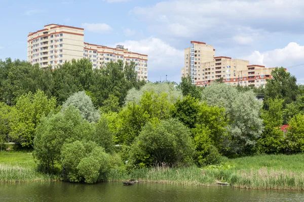 Pushkino, Federacja Rosyjska, 30 sty 2016. Krajobraz miasta. brzegu rzeki Serebrianka. Domy w oddali — Zdjęcie stockowe