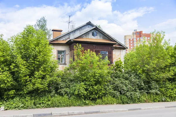 Pushkino, Ryssland, på 30 maj 2016. Ett fragment av en fasad av en av shabby trähusen i den centrala delen av staden — Stockfoto