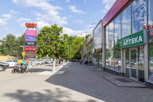 PUSHKINO, RUSIA, el 30 de mayo de 2016. Paisaje urbano. Avenida Moskovsky. Centro comercial . —  Fotos de Stock