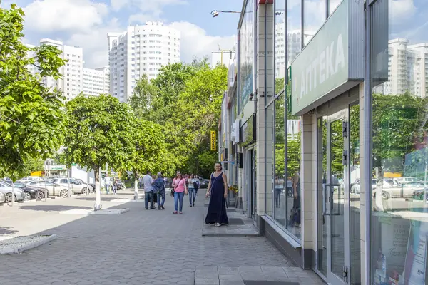 Pushkino, Ryssland, på 30 maj 2016. Stadslandskapet. Moskovsky Avenue. Shopping center. — Stockfoto