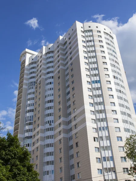 ПУШКИНО, РОССИЯ, 30 мая 2016 года. Архитектурный фрагмент нового многоэтажного дома — стоковое фото