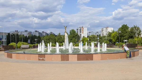 Пушкино, Російська Федерація, на 5 червня 2016. Фрагмент меморіального комплексу. Фонтан. — стокове фото