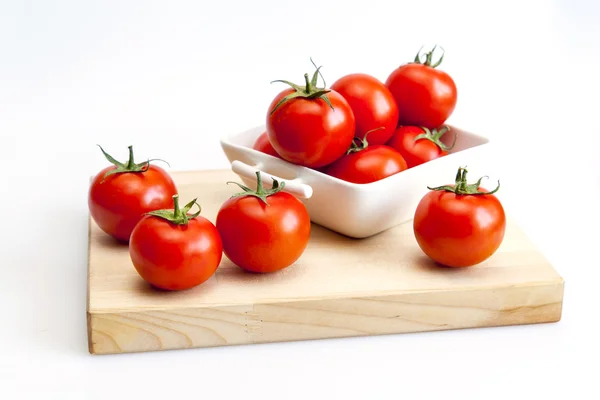 Tomates de cereja frescos em uma mesa — Fotografia de Stock