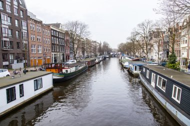 Amsterdam, Hollanda üzerinde 31 Mart 2016. Tipik kentsel görünümü. Kanal ve Binalar bentleri tarihinde XVII-XVIII İnşaat.