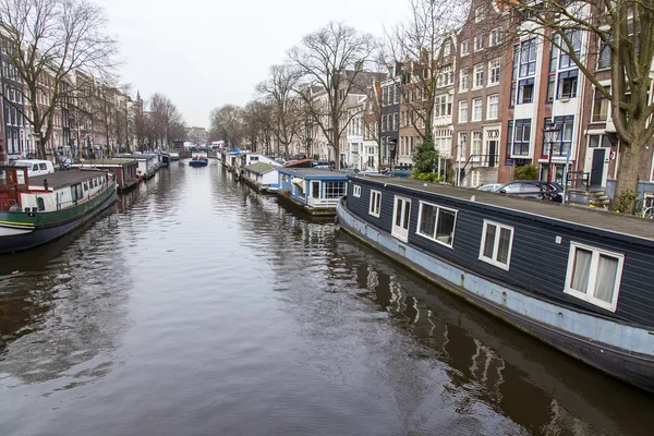 AMSTERDAM, NETHERLANDS on MARCH 31, 2016. Typical urban view. The channel and buildings of the XVII-XVIII construction on embankments. — Stock Photo, Image