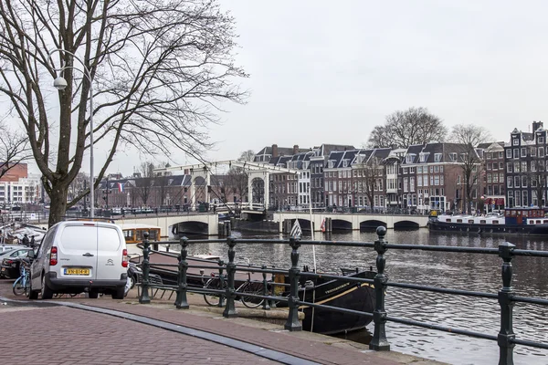 Amszterdam, Hollandia-a március 31, 2016-ban. Tipikus városi kilátás. A csatorna és a töltések a Xvii-Xviii-építési épületek. — Stock Fotó