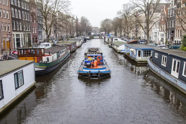 AMSTERDAM, PAÍSES BAJOS 31 DE MARZO DE 2016. Típica vista urbana. El canal y los edificios de la construcción XVII-XVIII sobre terraplenes . —  Fotos de Stock