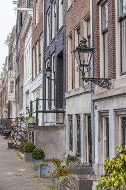 Amsterdam, Hollanda üzerinde 31 Mart 2016. Tipik kentsel görünümü. Kanal dolgu bir satırda. 