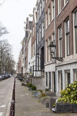 Amsterdam, Hollanda üzerinde 31 Mart 2016. Tipik kentsel görünümü. Kanal dolgu bir satırda. 
