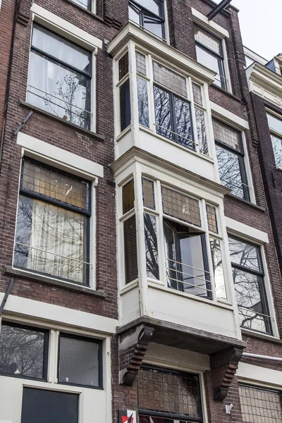 AMSTERDAM, PAESI BASSI il 31 marzo 2016. Particolari architettonici tipici di una facciata dell'edificio della costruzione XVII-XVIII — Foto Stock