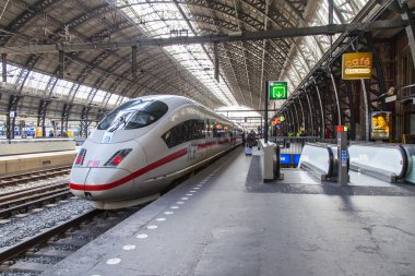 Amsterdam, Hollanda 1 Nisan 2016 üzerinde. Tren istasyonu. Modern yüksek hızlı tren platformu. Yolcular kalkış için gidebilir